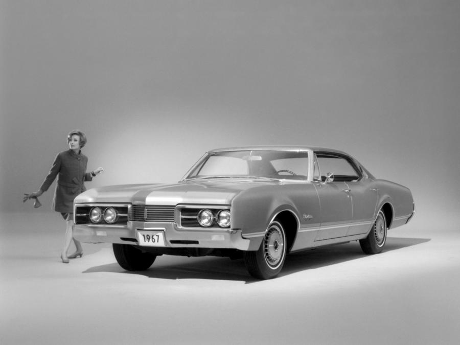  Oldsmobile Delmont 88 Holiday Sedan 1967 года  (фото 2 из 2)